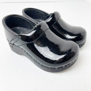 DANSKO Girls Gitte Black Patent Leather Clogs Size 9.5-10